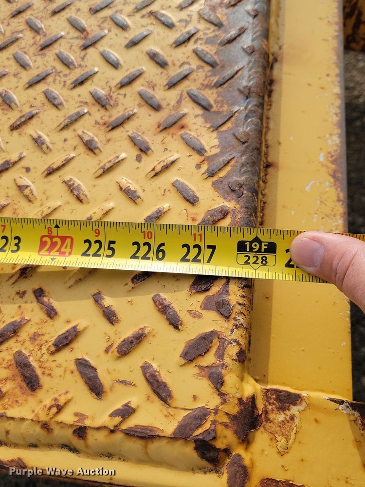 image for item OH9337 1987 LKI 92LT equipment trailer