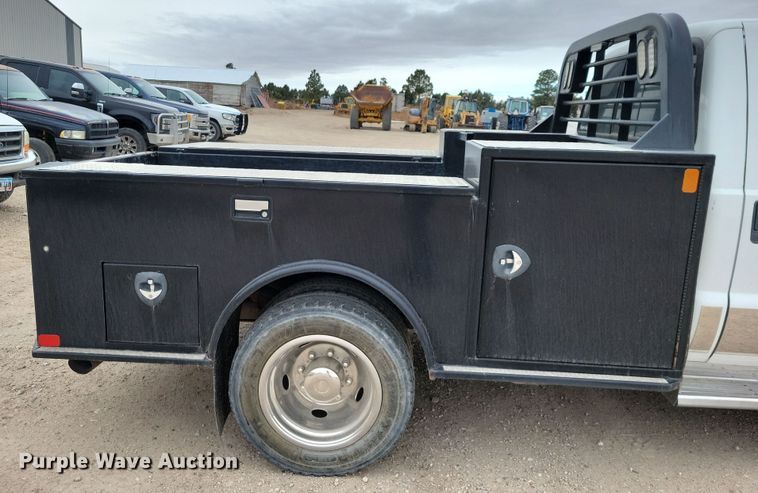 image for item OH9346 2002 Ford F450 Super Duty XLT Crew Cab flatbed truck