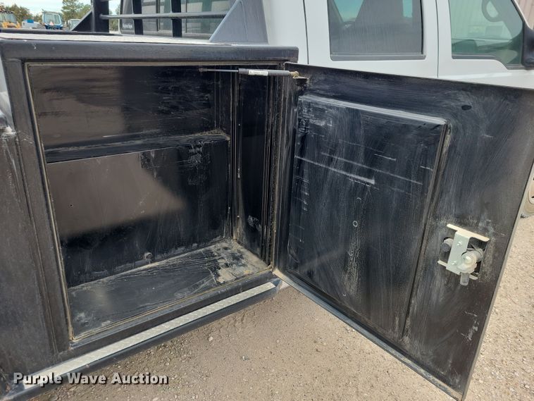 image for item OH9346 2002 Ford F450 Super Duty XLT Crew Cab flatbed truck