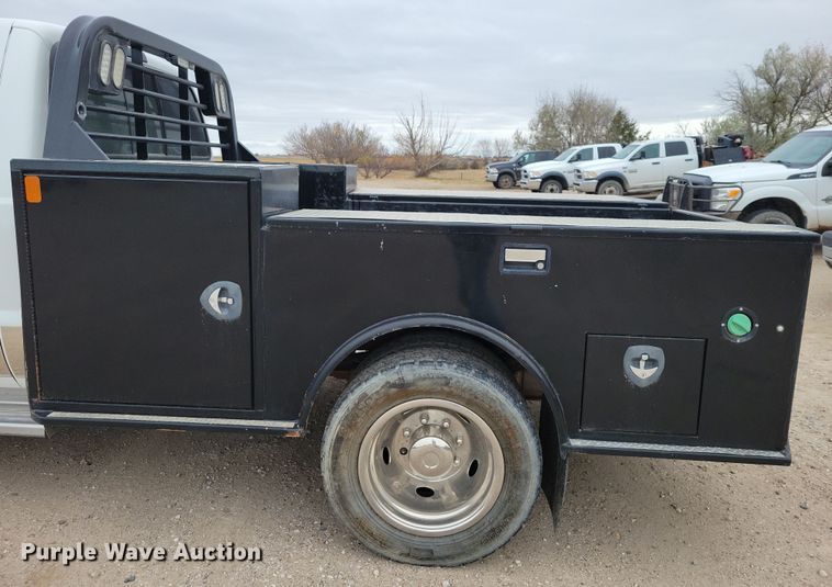 image for item OH9346 2002 Ford F450 Super Duty XLT Crew Cab flatbed truck