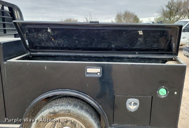 image for item OH9346 2002 Ford F450 Super Duty XLT Crew Cab flatbed truck