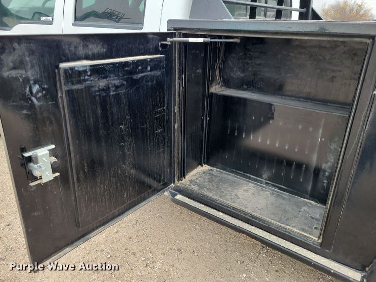 image for item OH9346 2002 Ford F450 Super Duty XLT Crew Cab flatbed truck