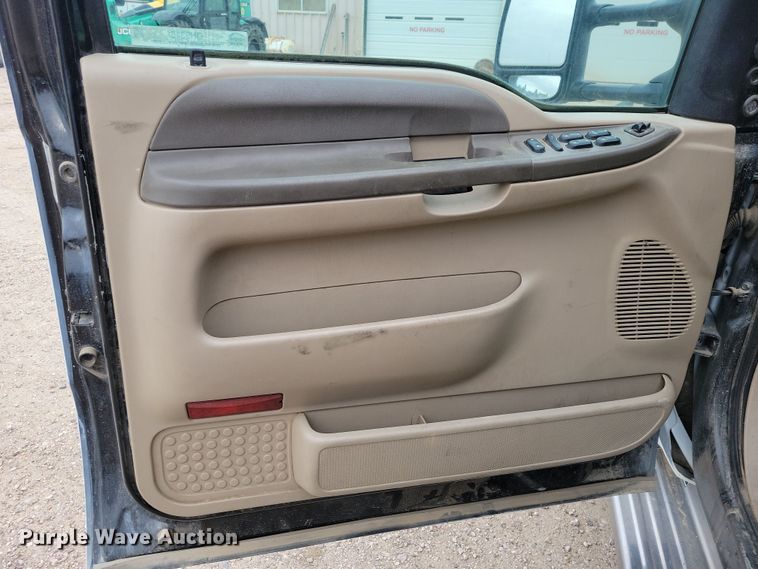 image for item OH9346 2002 Ford F450 Super Duty XLT Crew Cab flatbed truck