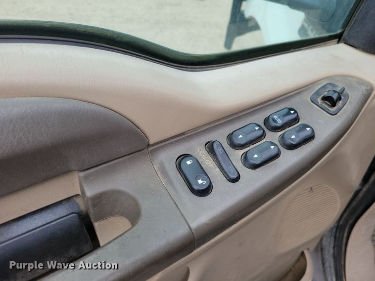 image for item OH9346 2002 Ford F450 Super Duty XLT Crew Cab flatbed truck