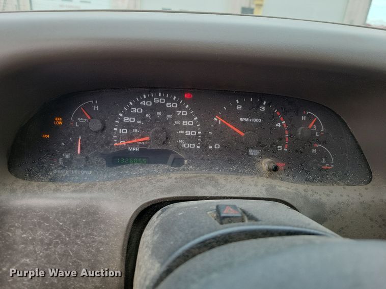 image for item OH9346 2002 Ford F450 Super Duty XLT Crew Cab flatbed truck