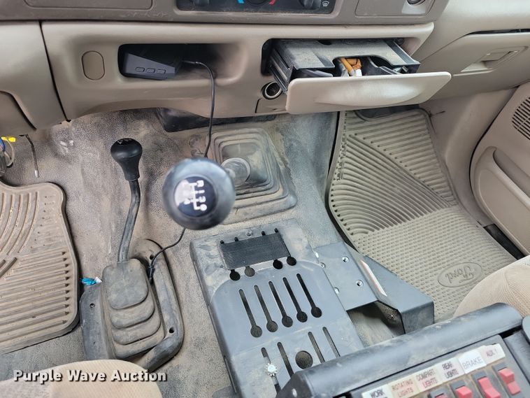 image for item OH9346 2002 Ford F450 Super Duty XLT Crew Cab flatbed truck