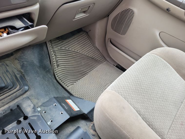 image for item OH9346 2002 Ford F450 Super Duty XLT Crew Cab flatbed truck