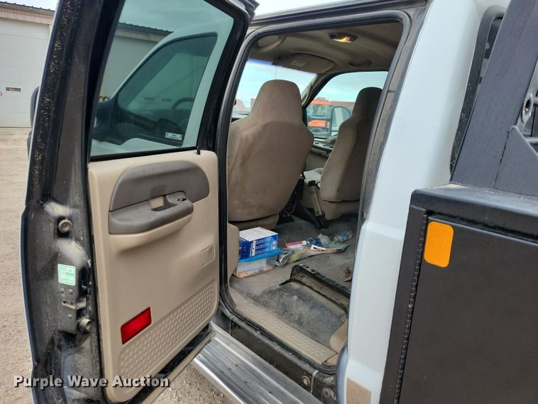 image for item OH9346 2002 Ford F450 Super Duty XLT Crew Cab flatbed truck