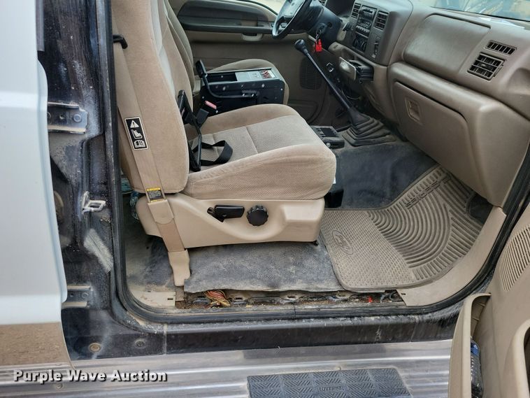 image for item OH9346 2002 Ford F450 Super Duty XLT Crew Cab flatbed truck