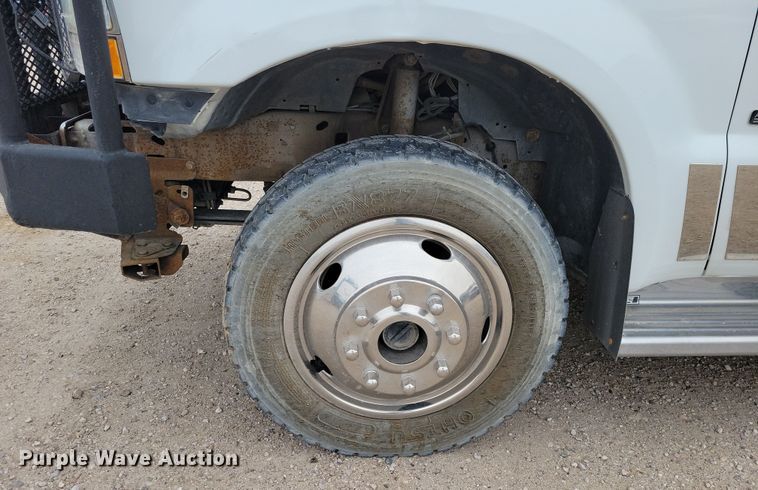 image for item OH9346 2002 Ford F450 Super Duty XLT Crew Cab flatbed truck