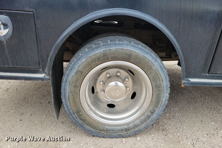 image for item OH9346 2002 Ford F450 Super Duty XLT Crew Cab flatbed truck