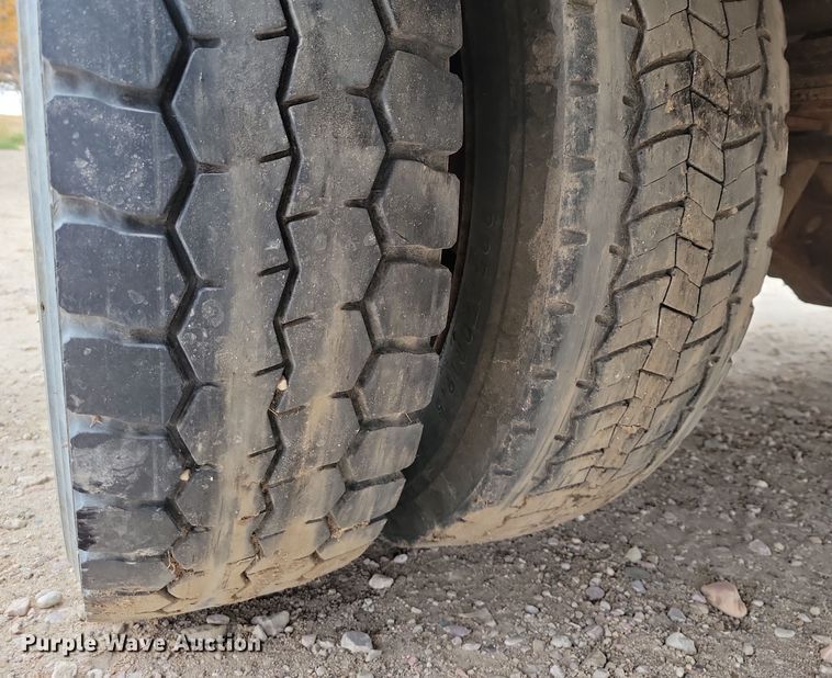 image for item OH9346 2002 Ford F450 Super Duty XLT Crew Cab flatbed truck