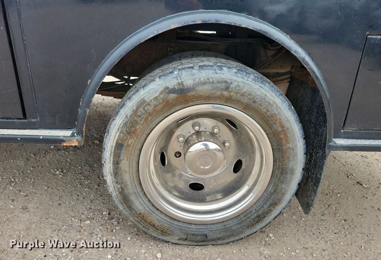 image for item OH9346 2002 Ford F450 Super Duty XLT Crew Cab flatbed truck