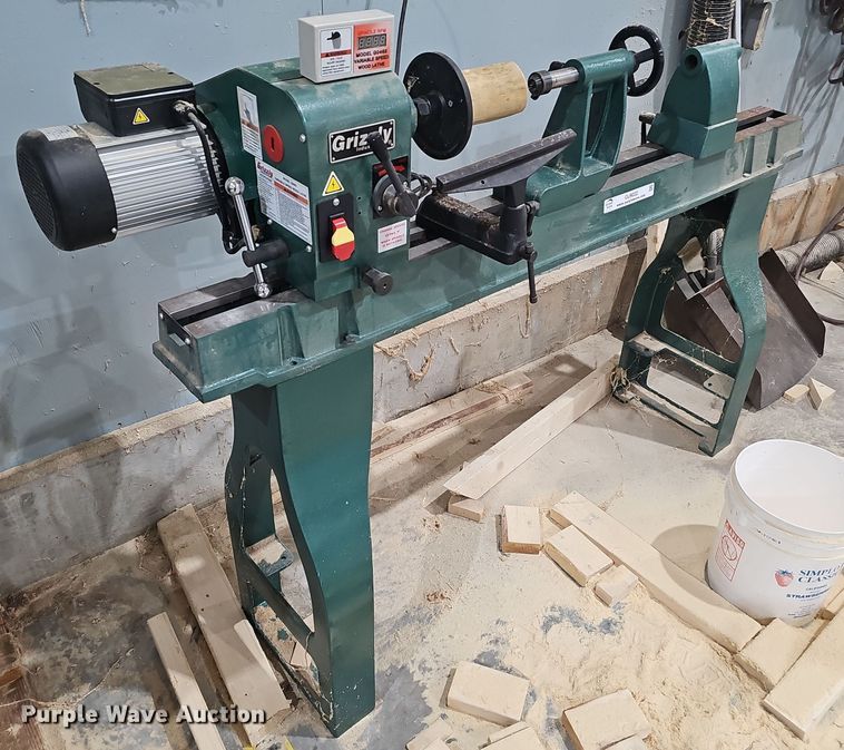 image for item OJ9022 Grizzly  G0462 wood lathe