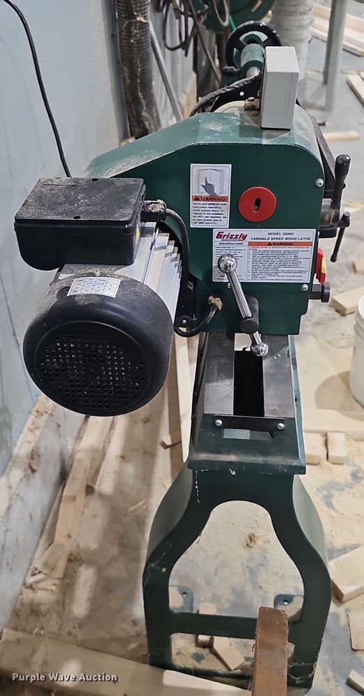 image for item OJ9022 Grizzly  G0462 wood lathe