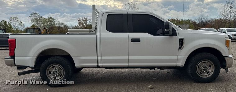 image for item DO7620 2018 Ford F250 Super Duty SuperCab pickup truck