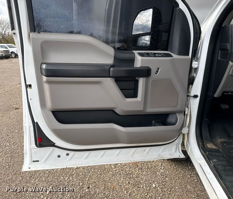 image for item DO7620 2018 Ford F250 Super Duty SuperCab pickup truck