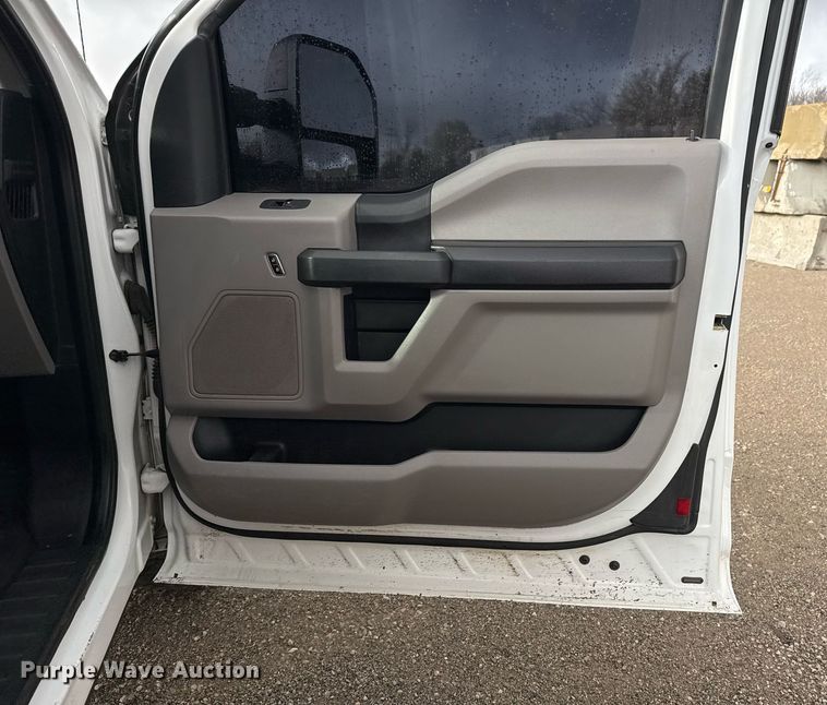 image for item DO7620 2018 Ford F250 Super Duty SuperCab pickup truck