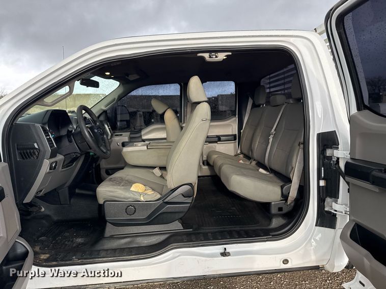 image for item DO7620 2018 Ford F250 Super Duty SuperCab pickup truck