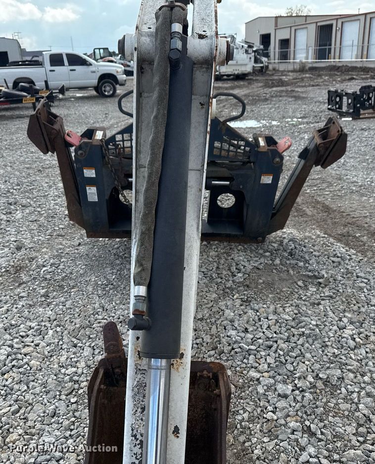 image for item DO7630 Bobcat 8811 backhoe attachment