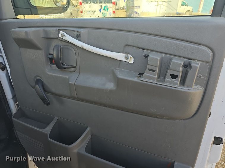 image for item DQ5283 2006 Chevrolet Express 3500 utility van