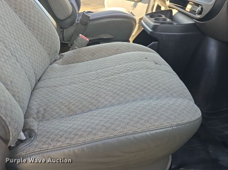 image for item DQ5283 2006 Chevrolet Express 3500 utility van