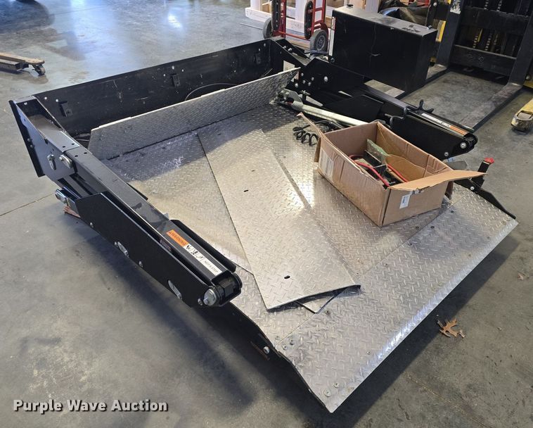 image for item DQ5284 Tommy Gate end gate lift