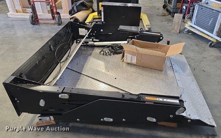 image for item DQ5284 Tommy Gate end gate lift