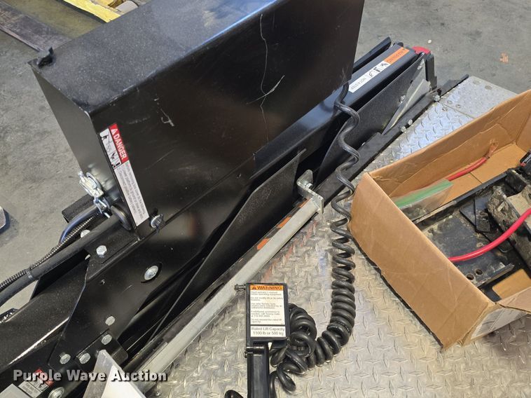 image for item DQ5284 Tommy Gate end gate lift