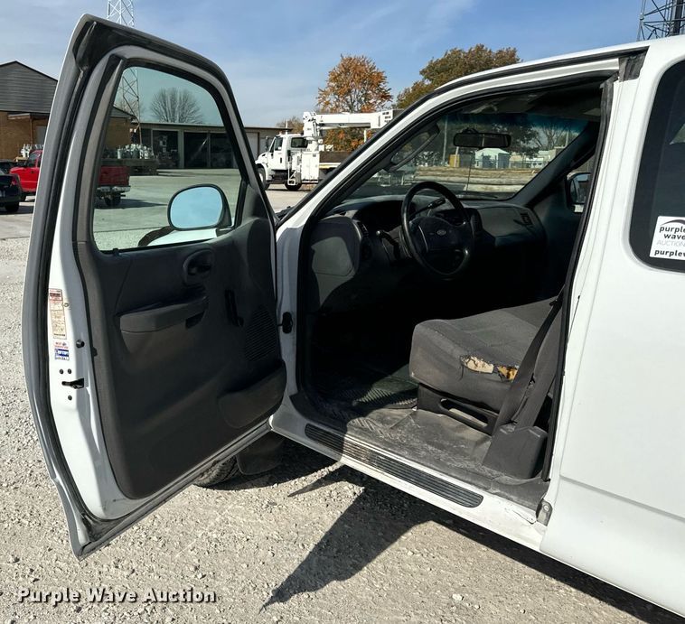 image for item DT2113 2002 Ford  F150XL SuperCab pickup truck