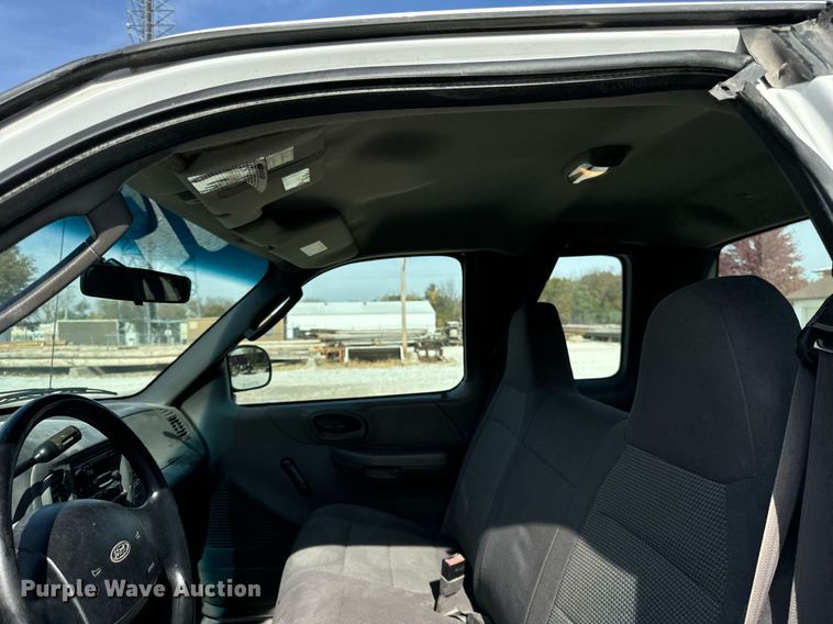 image for item DT2113 2002 Ford  F150XL SuperCab pickup truck