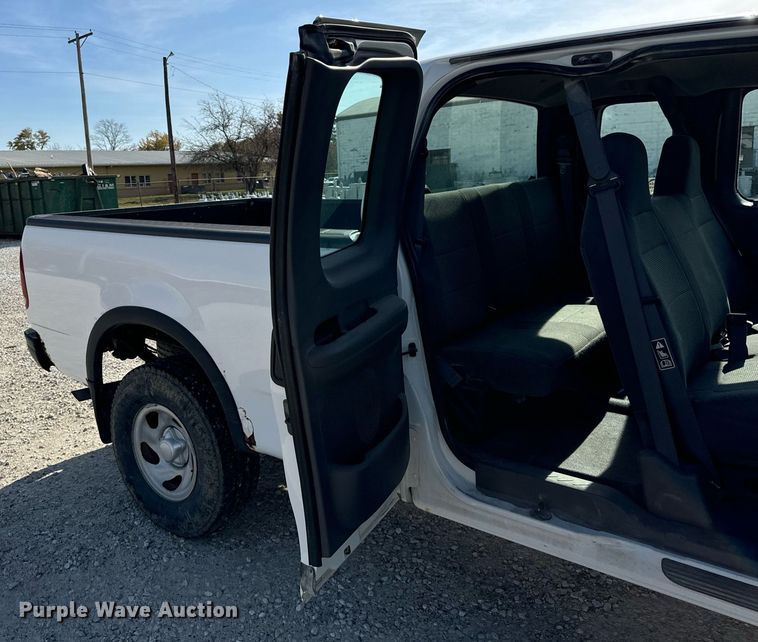 image for item DT2113 2002 Ford  F150XL SuperCab pickup truck