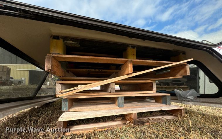 image for item DU9570 Leer pickup truck topper