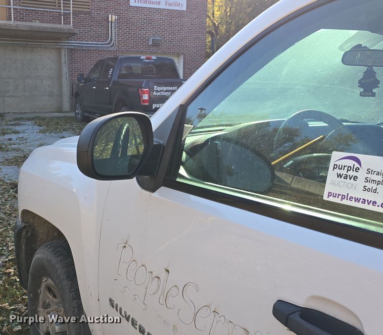 image for item DW3863 2013 Chevrolet Silverado 1500 pickup truck