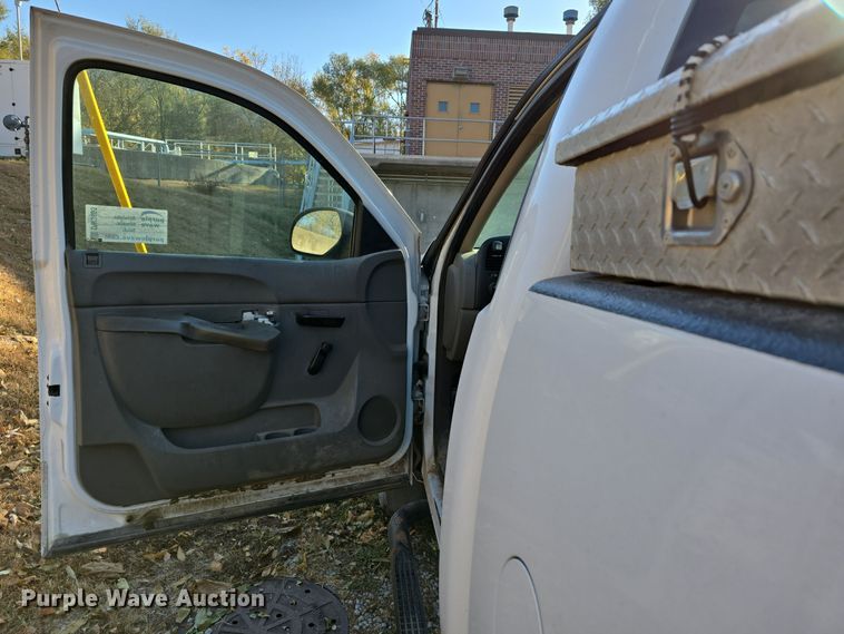 image for item DW3863 2013 Chevrolet Silverado 1500 pickup truck