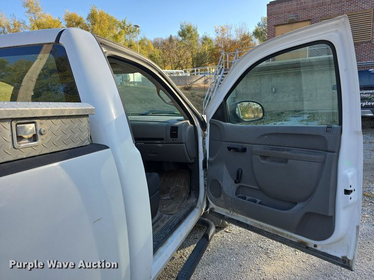 image for item DW3863 2013 Chevrolet Silverado 1500 pickup truck