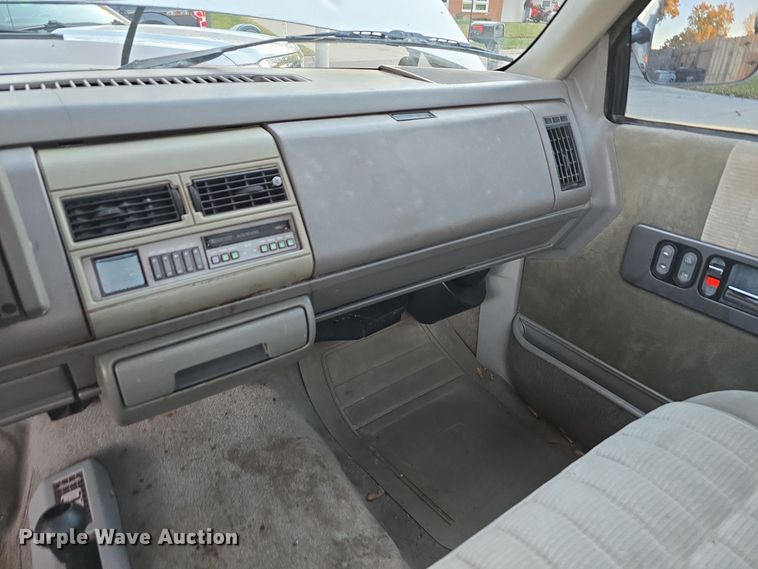 image for item DW3974 1993 Chevrolet K1500 pickup truck