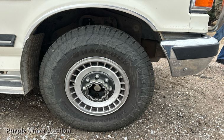 image for item DX3756 1989 Ford F350 Crew Cab pickup truck