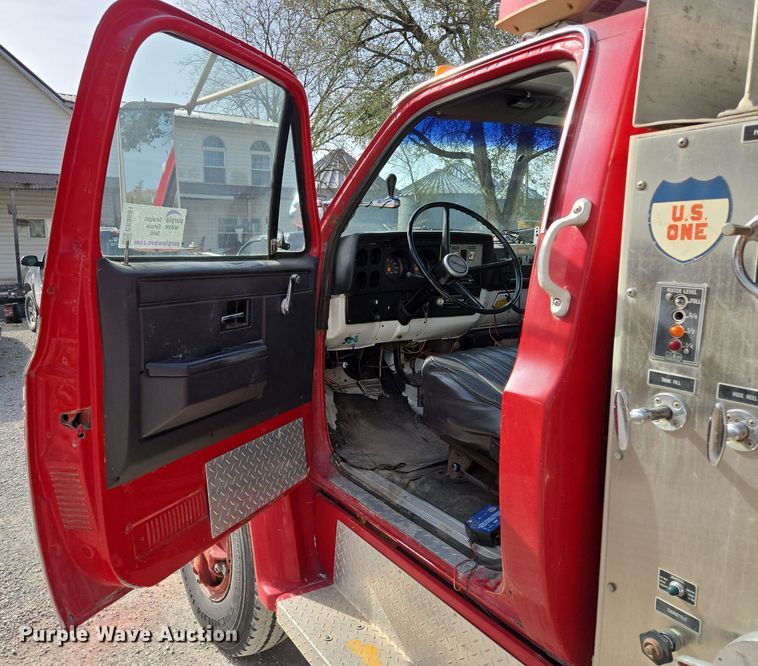 image for item EE8691 1985 GMC  7000 pumper fire truck