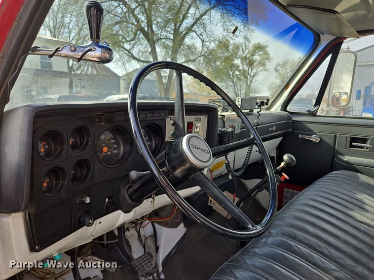 image for item EE8691 1985 GMC  7000 pumper fire truck