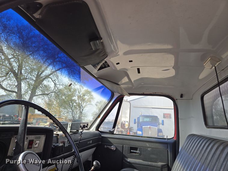 image for item EE8691 1985 GMC  7000 pumper fire truck