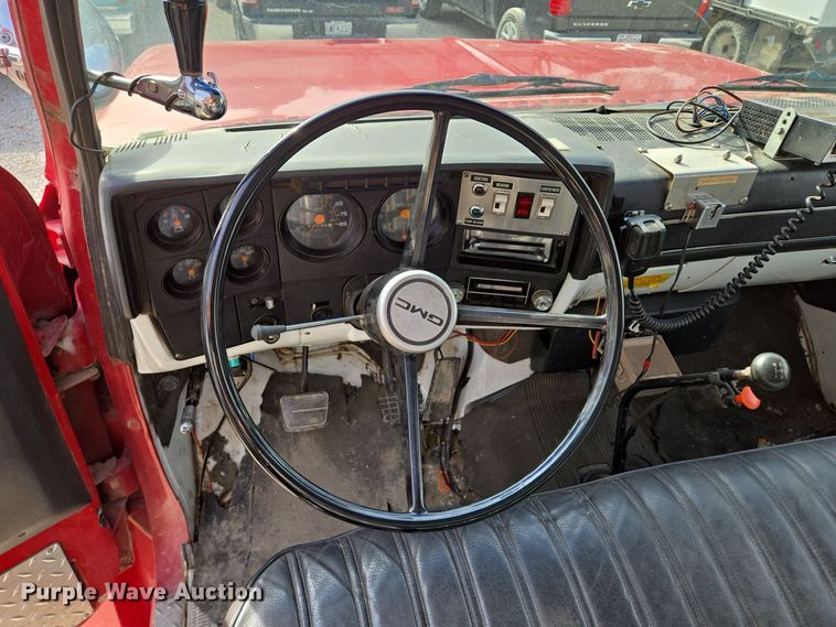 image for item EE8691 1985 GMC  7000 pumper fire truck
