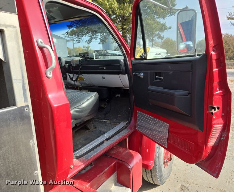 image for item EE8691 1985 GMC  7000 pumper fire truck