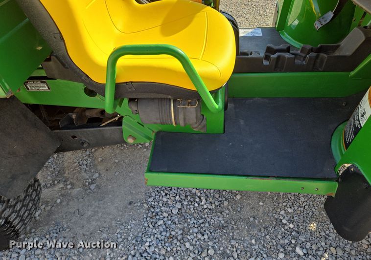 image for item EE8693 2004 John Deere  HPX Gator  utility vehicle
