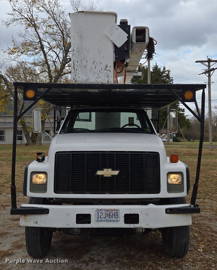 image for item EE8697 2000 Chevrolet  C7500 bucket truck
