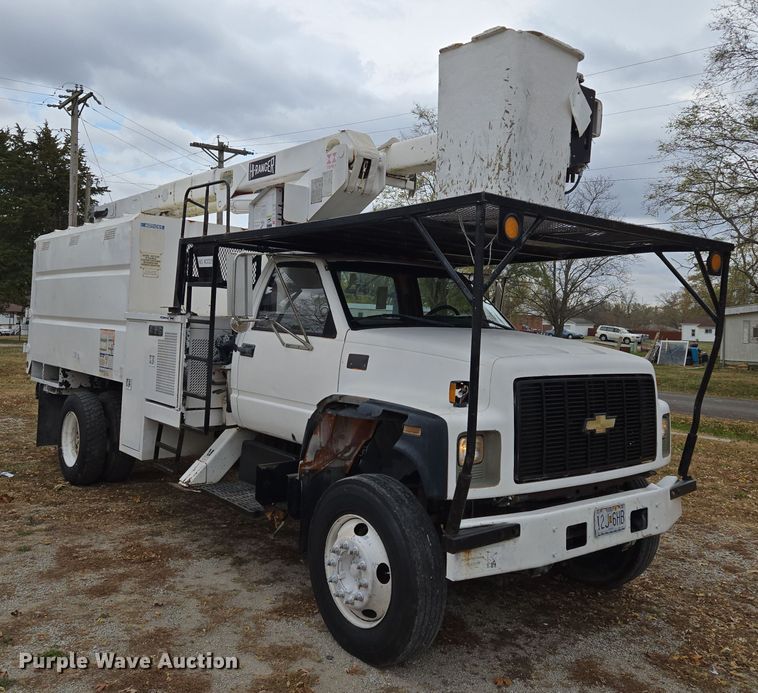 image for item EE8697 2000 Chevrolet  C7500 bucket truck