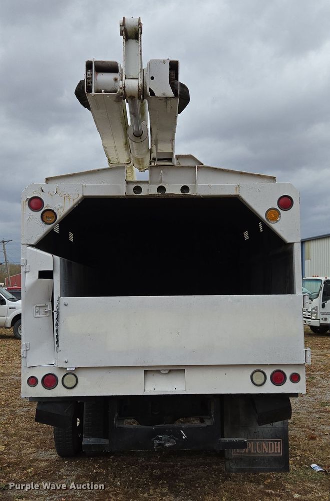 image for item EE8697 2000 Chevrolet  C7500 bucket truck