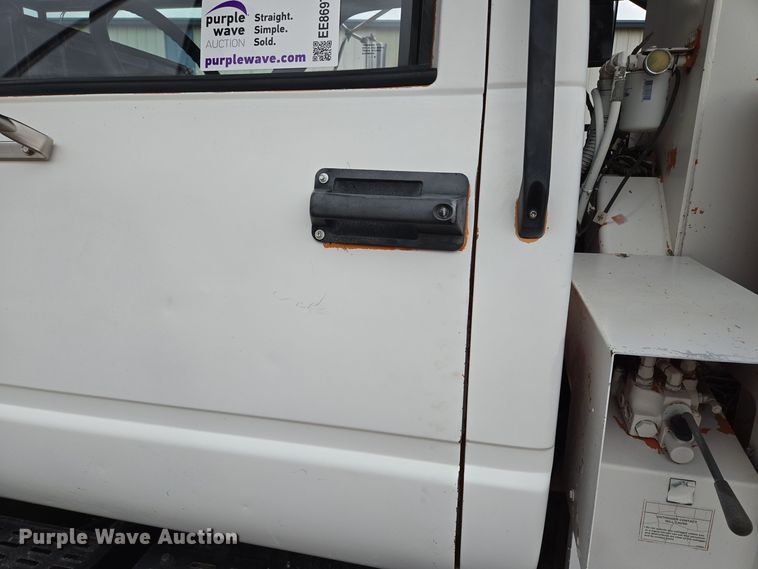 image for item EE8697 2000 Chevrolet  C7500 bucket truck