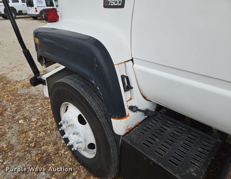 image for item EE8697 2000 Chevrolet  C7500 bucket truck