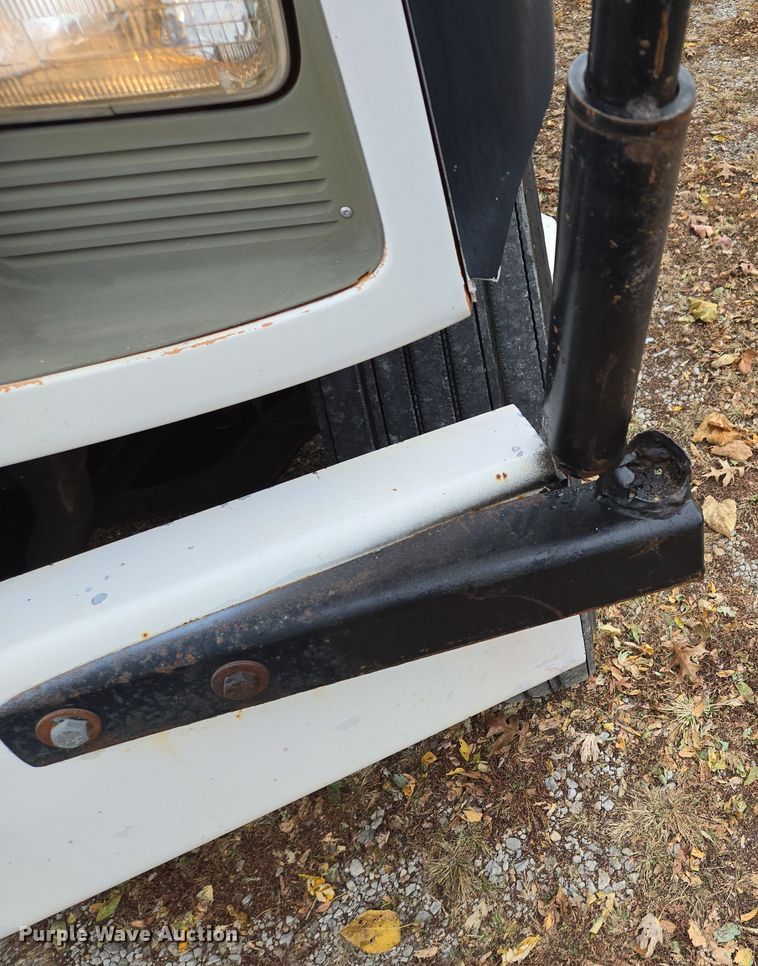 image for item EE8697 2000 Chevrolet  C7500 bucket truck